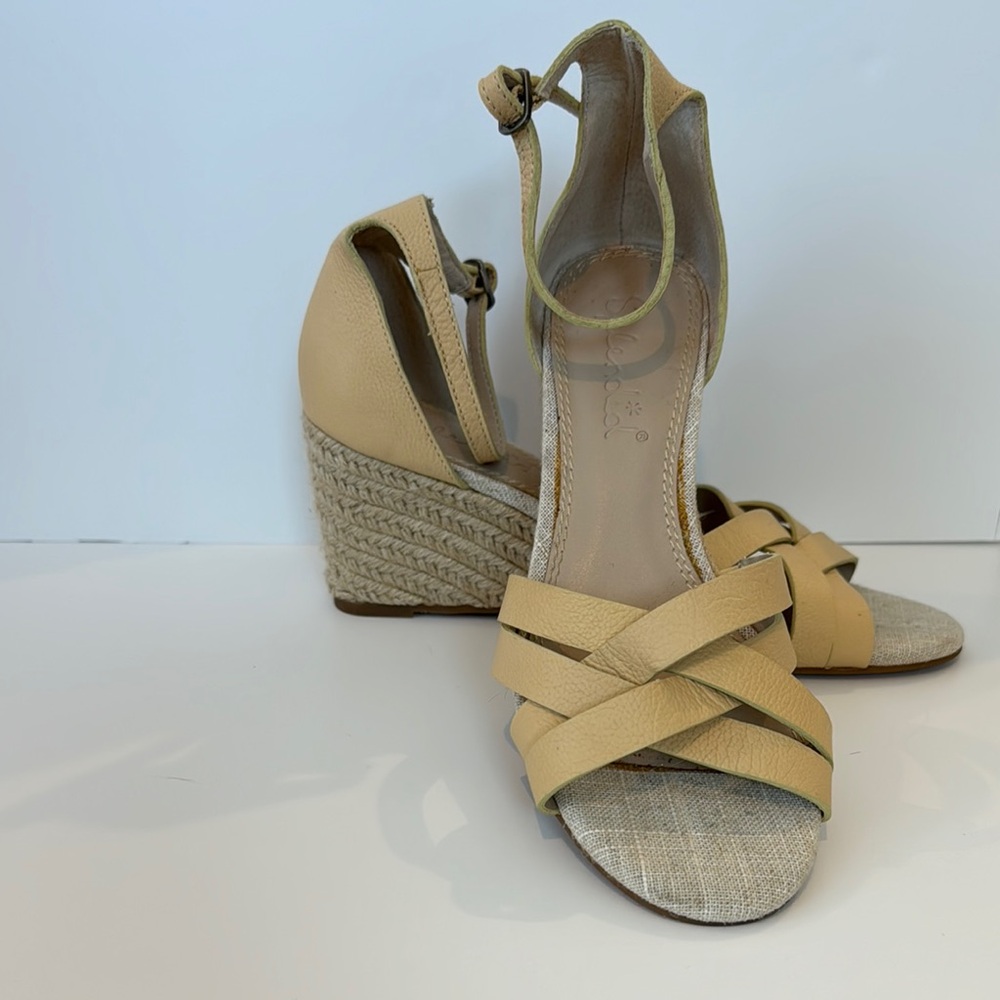 Women's splendid yellow and Tan Wedge Sandals size 8